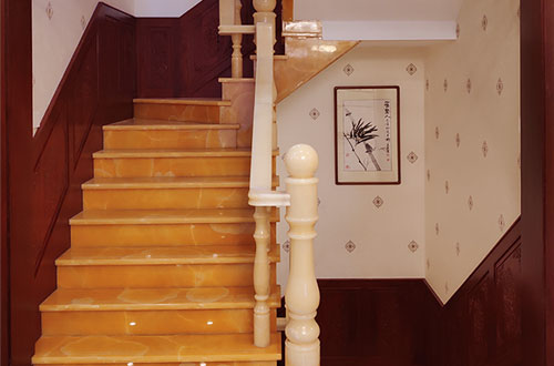 嫩江中式别墅室内汉白玉石楼梯的定制安装装饰效果